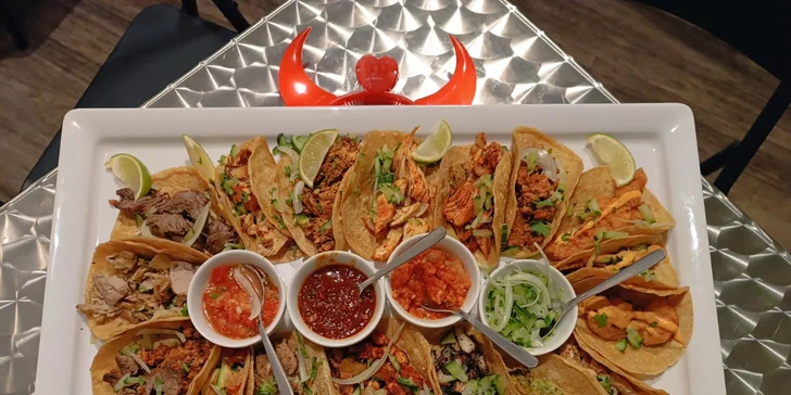 Takíza aneb tacos party: 17 mexických tacos až pro 4 osoby a salsy podle výběru