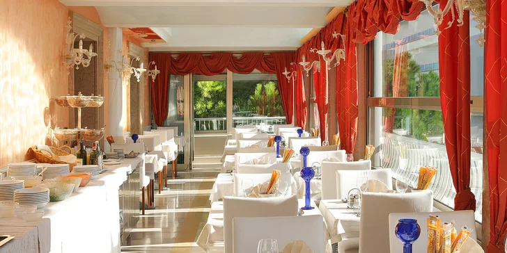 Italské Jesolo: hotel přímo u pláže, pokoj s balkónem a polopenze, dítě do 5,9 let zdarma