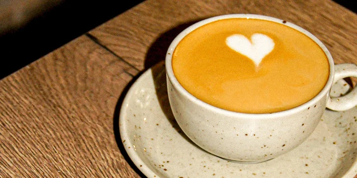 Teplý nápoj s sebou v pražských Holešovicích: káva, matcha, chai latte i horká čokoláda