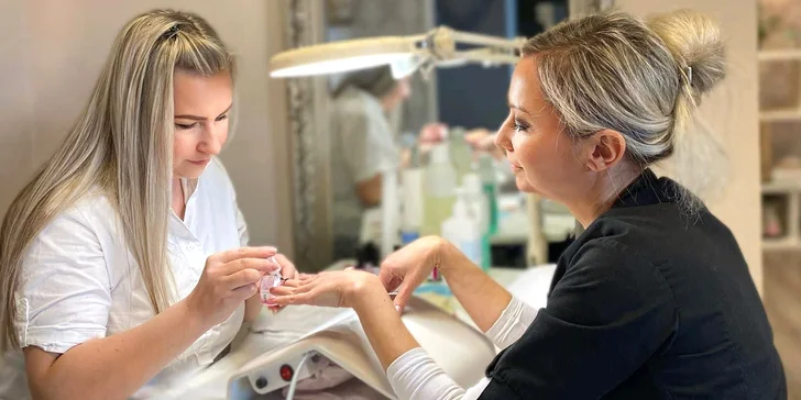 Manikúra: zpevnění přírodních nehtů gelem, modeláž nových nehtů i doplnění modeláže