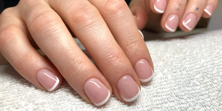 Manikúra: zpevnění přírodních nehtů gelem, modeláž nových nehtů i doplnění modeláže