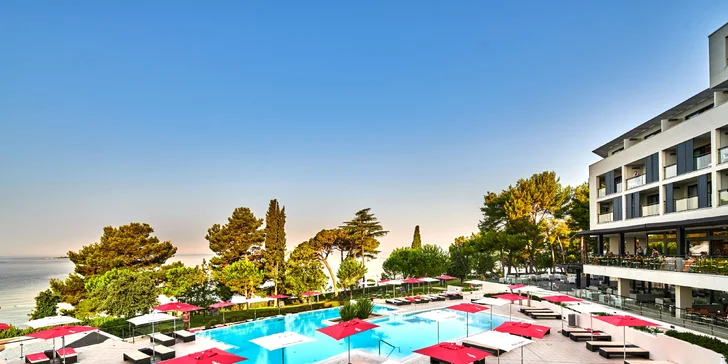 Moderní hotel v chorvatské Poreči: přímo u pláže, s polopenzí a wellness