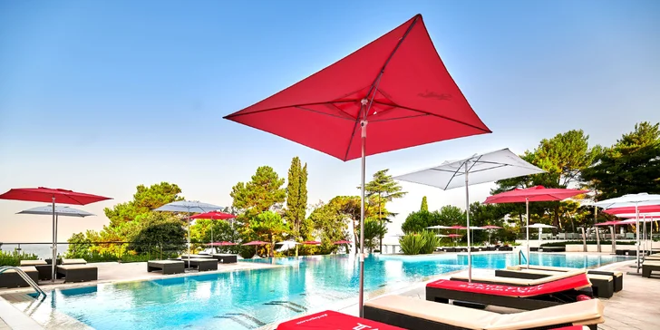 Moderní hotel v chorvatské Poreči: přímo u pláže, s polopenzí a wellness