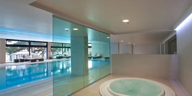 Moderní hotel v chorvatské Poreči: přímo u pláže, s polopenzí a wellness