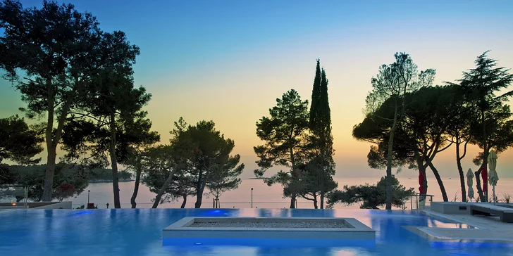Moderní hotel v chorvatské Poreči: přímo u pláže, s polopenzí a wellness