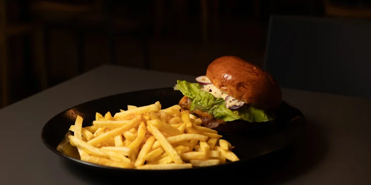 Burger podle výběru, hranolky, omáčka, coleslaw a nápoj pro 1 či 2 osoby