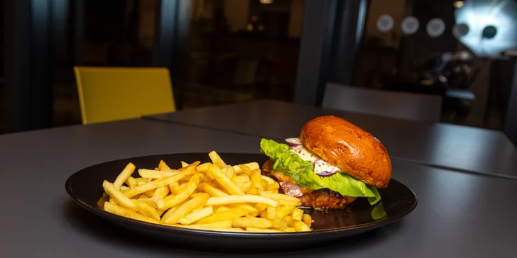 Burger podle výběru, hranolky, omáčka, coleslaw a nápoj pro 1 či 2 osoby