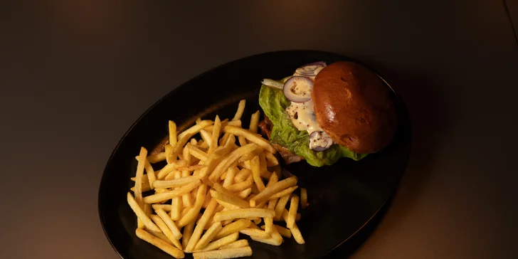 Burger podle výběru, hranolky, omáčka, coleslaw a nápoj pro 1 či 2 osoby