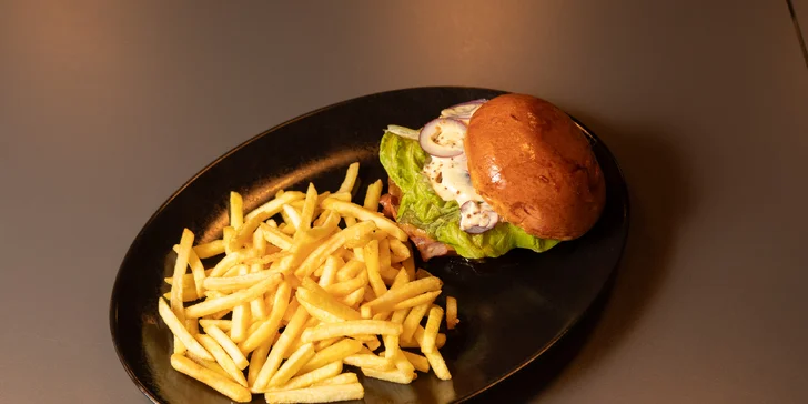 Burger podle výběru, hranolky, omáčka, coleslaw a nápoj pro 1 či 2 osoby