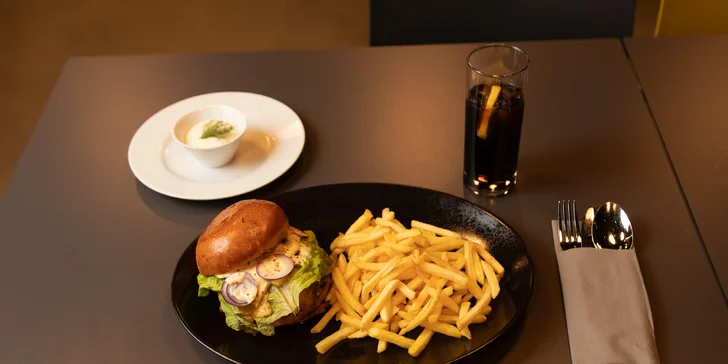 Burger podle výběru, hranolky, omáčka, coleslaw a nápoj pro 1 či 2 osoby