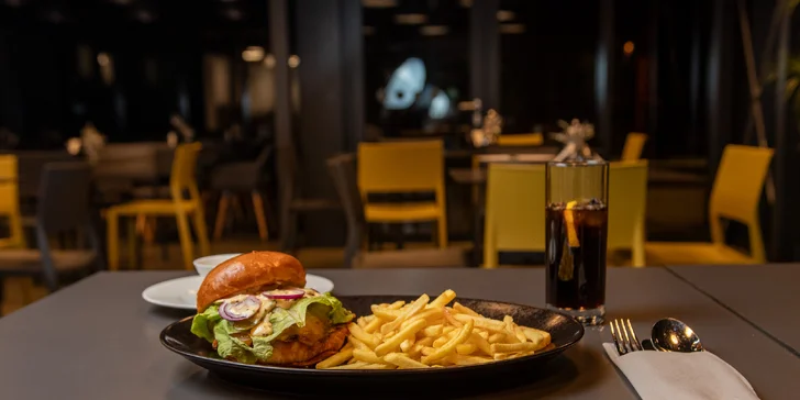 Burger podle výběru, hranolky, omáčka, coleslaw a nápoj pro 1 či 2 osoby