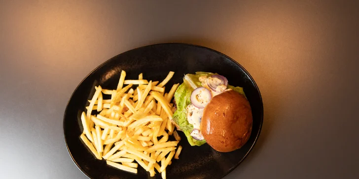 Burger podle výběru, hranolky, omáčka, coleslaw a nápoj pro 1 či 2 osoby