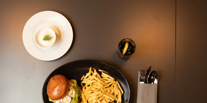 Burger podle výběru, hranolky, omáčka, coleslaw a nápoj pro 1 či 2 osoby