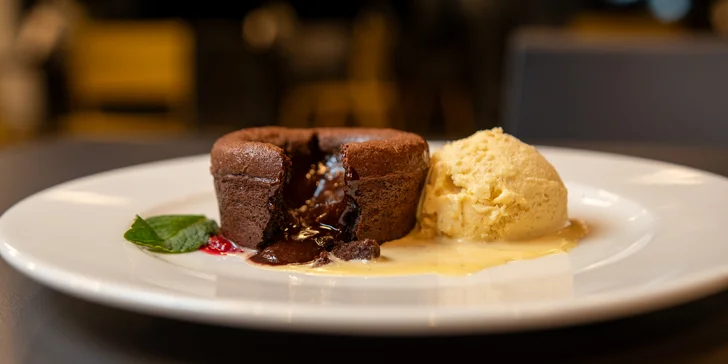 Vouchery na 500–1 500 Kč do moderní restaurace ve Vítkovicích: česká klasika i zahraniční dobroty