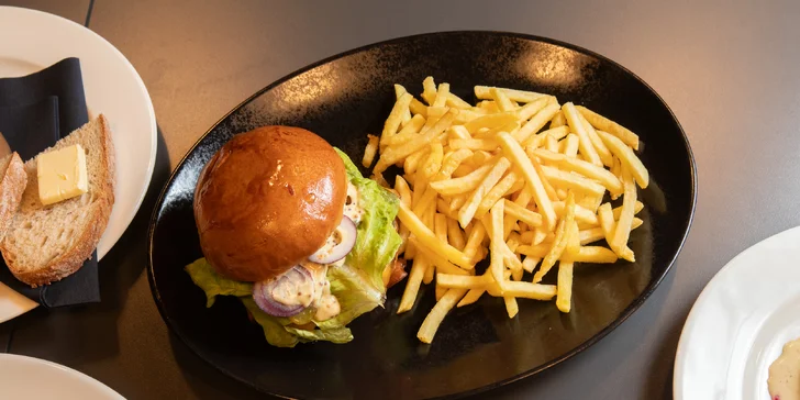 Vouchery na 500–1 500 Kč do moderní restaurace ve Vítkovicích: česká klasika i zahraniční dobroty