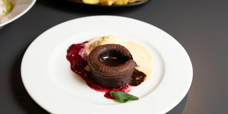 Vouchery na 500–1 500 Kč do moderní restaurace ve Vítkovicích: česká klasika i zahraniční dobroty