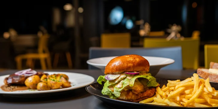 Vouchery na 500–1 500 Kč do moderní restaurace ve Vítkovicích: česká klasika i zahraniční dobroty