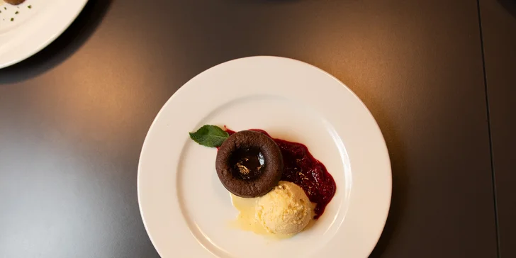 Vouchery na 500–1 500 Kč do moderní restaurace ve Vítkovicích: česká klasika i zahraniční dobroty