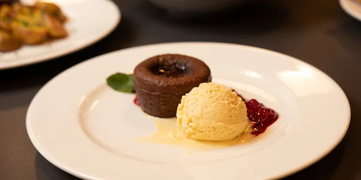 Vouchery na 500–1 500 Kč do moderní restaurace ve Vítkovicích: česká klasika i zahraniční dobroty
