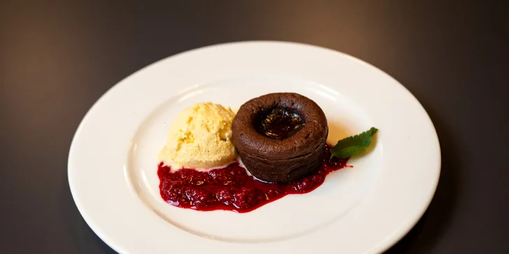 Vouchery na 500–1 500 Kč do moderní restaurace ve Vítkovicích: česká klasika i zahraniční dobroty