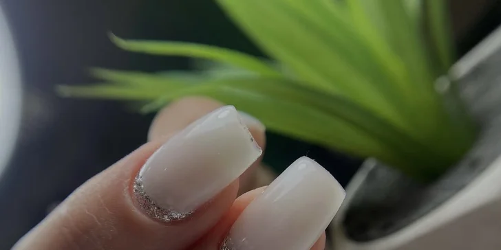 Krásné nehty: manikúra včetně zpevnění nebo prodloužení nehtů i aplikace gel laku