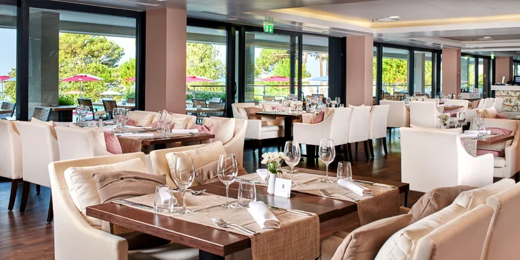 Moderní hotel v chorvatské Poreči: přímo u pláže, s polopenzí a wellness