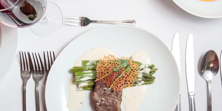 Čtyřchodové romantické menu pro dva: striploin nebo tuňák, batátový krém i dezert