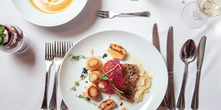Čtyřchodové romantické menu pro dva: striploin nebo tuňák, batátový krém i dezert