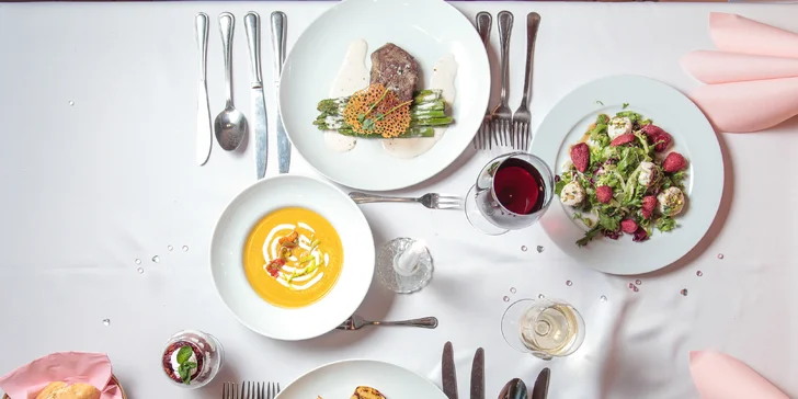 Čtyřchodové romantické menu pro dva: striploin nebo tuňák, batátový krém i dezert