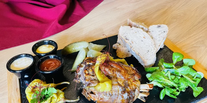 Pořádná bašta v Liberci: celé vepřové koleno o váze 750 g s přílohami