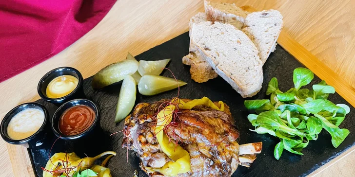 Pořádná bašta v Liberci: celé vepřové koleno o váze 750 g s přílohami