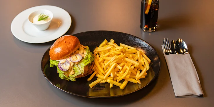 Burger podle výběru, hranolky, omáčka, coleslaw a nápoj pro 1 či 2 osoby