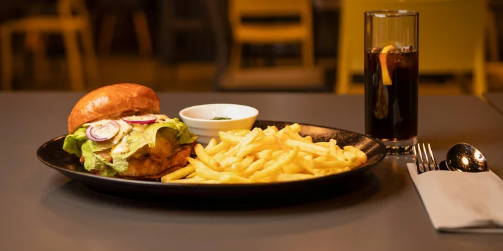 Burger podle výběru, hranolky, omáčka, coleslaw a nápoj pro 1 či 2 osoby