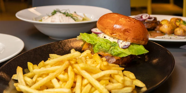 Vouchery na 500–1 500 Kč do moderní restaurace ve Vítkovicích: česká klasika i zahraniční dobroty