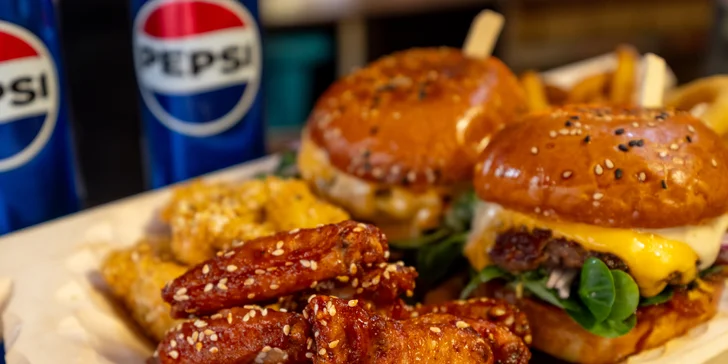 Prkno s burgery, stripsy i křídly, přílohy a Pepsi pro 2 nebo 4 osoby
