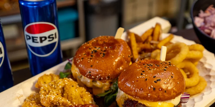 Prkno s burgery, stripsy i křídly, přílohy a Pepsi pro 2 nebo 4 osoby
