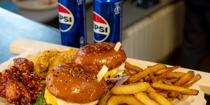 Prkno s burgery, stripsy i křídly, přílohy a Pepsi pro 2 nebo 4 osoby
