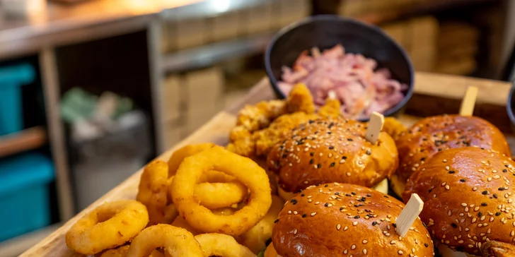 Prkno s burgery, stripsy i křídly, přílohy a Pepsi pro 2 nebo 4 osoby