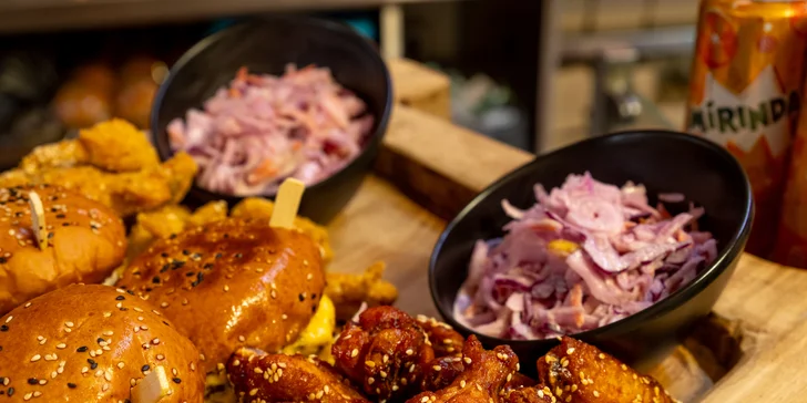 Prkno s burgery, stripsy i křídly, přílohy a Pepsi pro 2 nebo 4 osoby