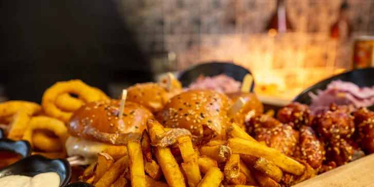 Prkno s burgery, stripsy i křídly, přílohy a Pepsi pro 2 nebo 4 osoby