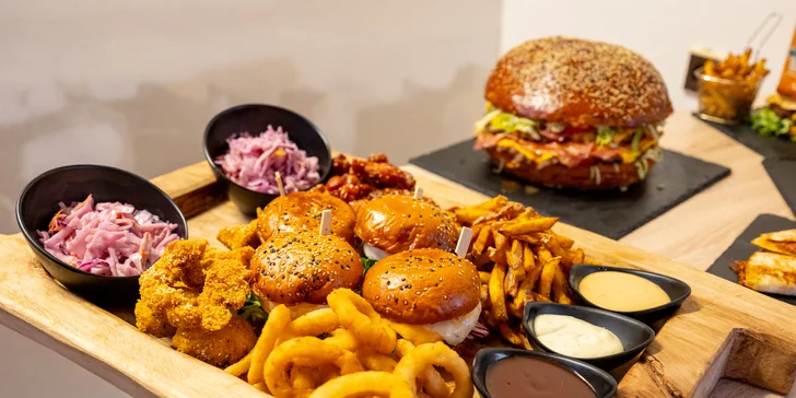 Prkno s burgery, stripsy i křídly, přílohy a Pepsi pro 2 nebo 4 osoby
