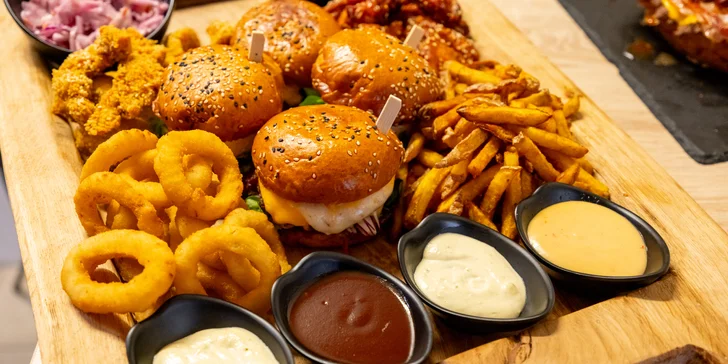 Prkno s burgery, stripsy i křídly, přílohy a Pepsi pro 2 nebo 4 osoby