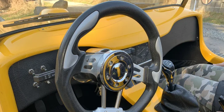 Pohodová vyjížďka: zapůjčení dvoumístného kabrioletu Roadster Kaipan 14 na 2 hod. i víkend