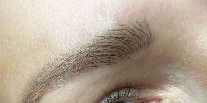 Permanentní make-up: rty metodou ombré, oční linky nebo obočí pudrovou metodou