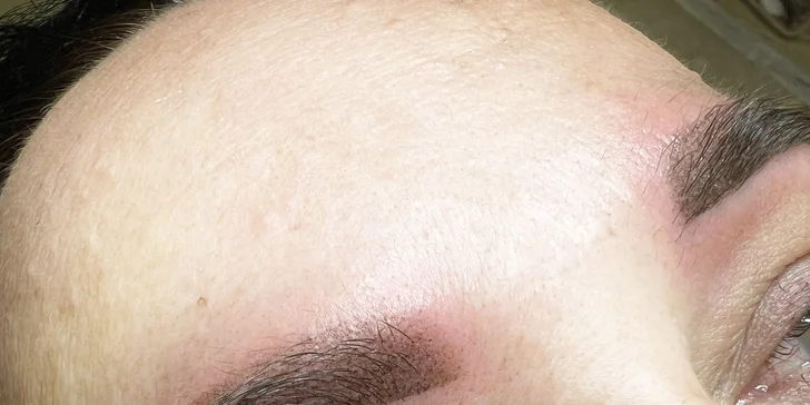 Permanentní make-up: rty metodou ombré, oční linky nebo obočí pudrovou metodou