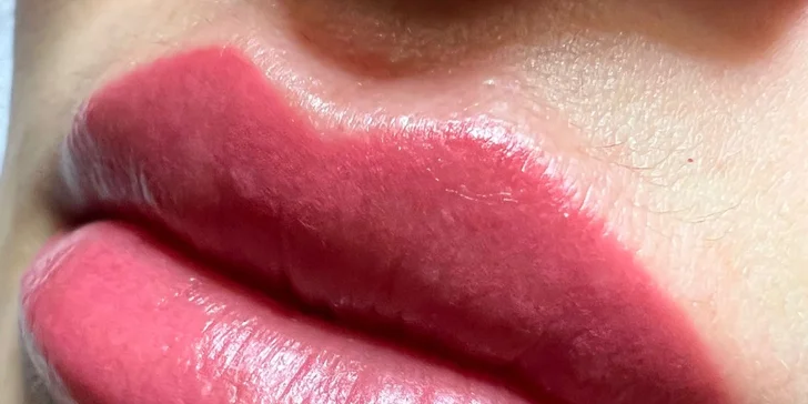 Permanentní make-up: rty metodou ombré, oční linky nebo obočí pudrovou metodou