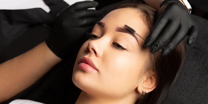 Permanentní make-up dle výběru: horní linky, pudrové obočí či vláskování i výplň rtů