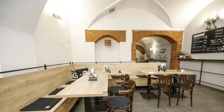 350g tatarák z roštěnce a k němu topinek, kolik sníte