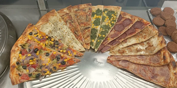 Jeden či osm kousků pizzy dle výběru i smažený sýr v bulce s tatarkou