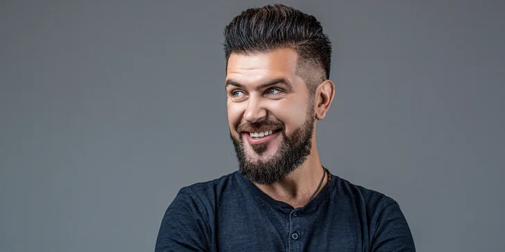 Klasický pánský střih, zarovnání kontur, styling i možnost úpravy vousů